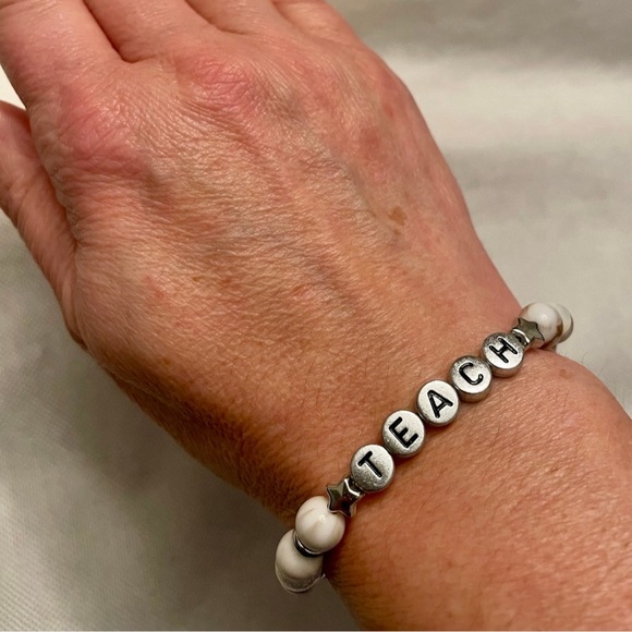 Teach Bracelet word bead bracelet cream with silver details stretch bracelet - Picture 4 of 4